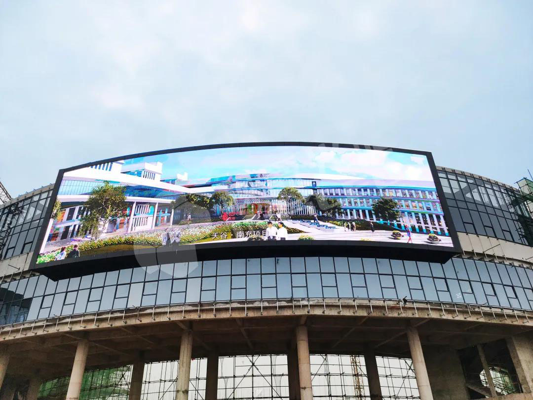 視爵光旭為華訊方舟天谷·南充定制搭建了點(diǎn)間距為5mm，面積高達(dá)270m2的大型LED顯示屏