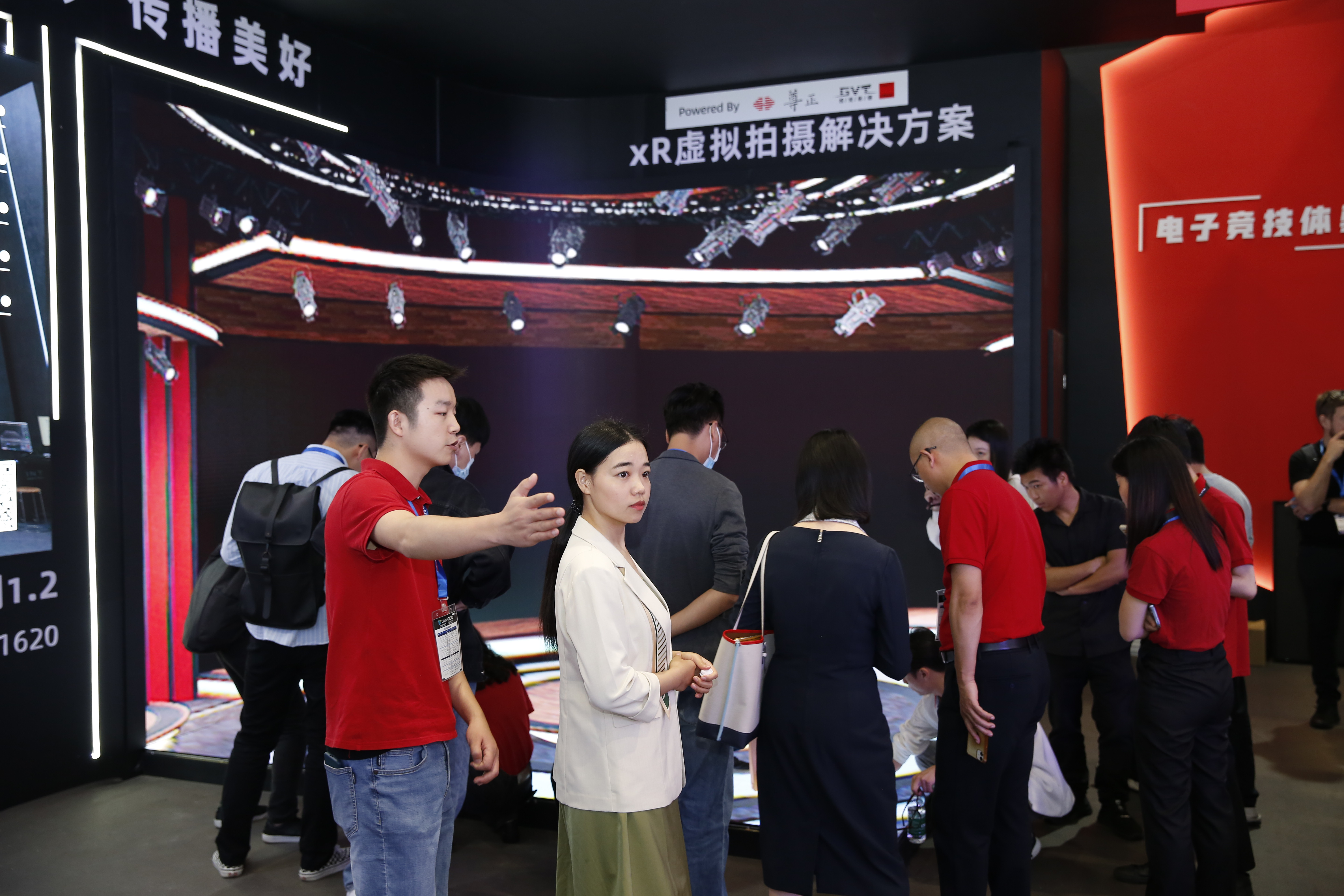 視爵光旭ISLE 2023展會現(xiàn)場熱鬧非凡,人們觀看LED顯示屏五大解決方案