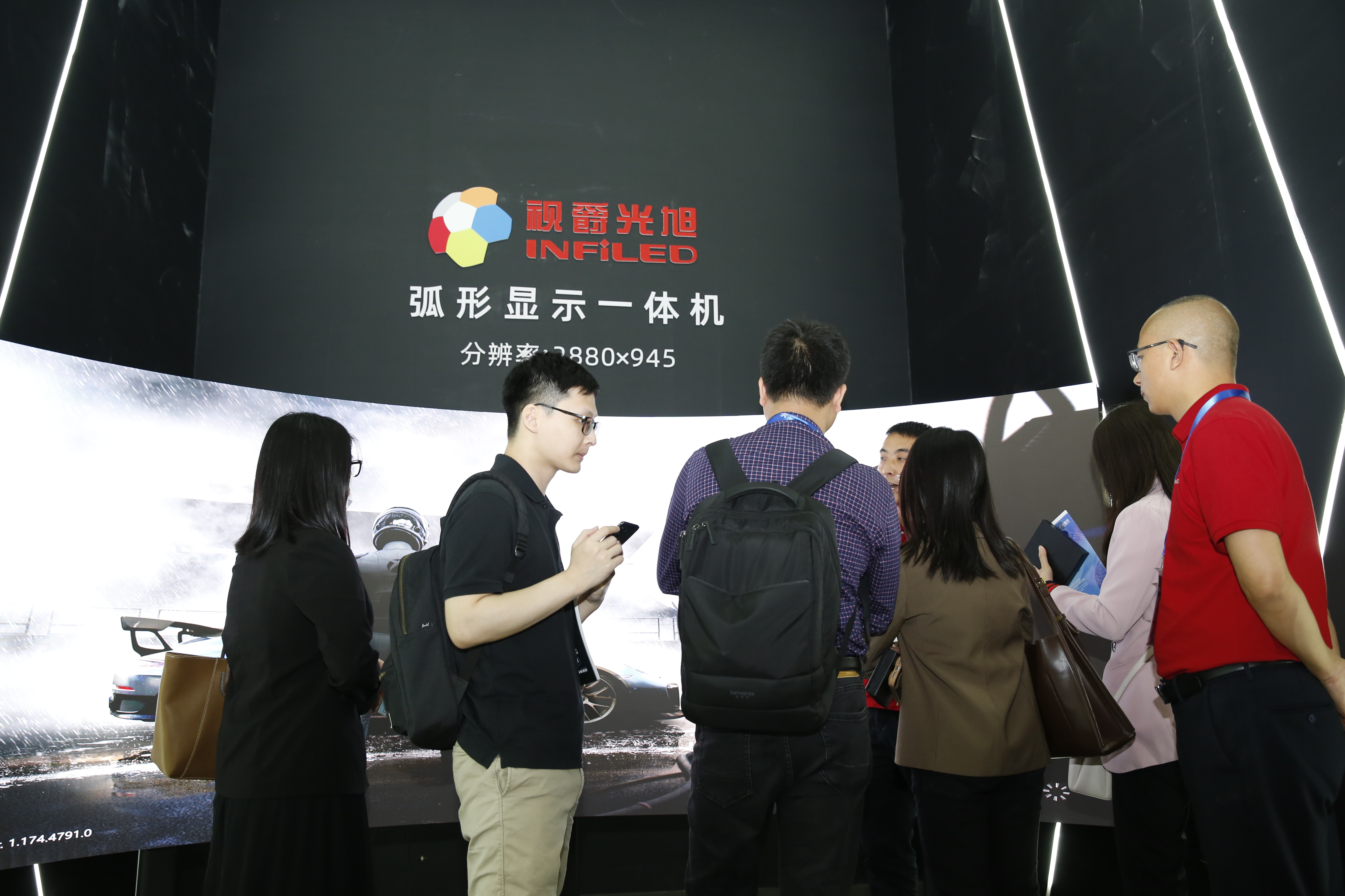 視爵光旭ISLE 2023展會現(xiàn)場熱鬧非凡,人們觀看LED顯示屏五大解決方案